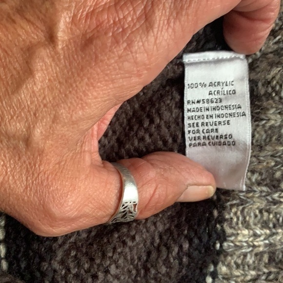 SNUGGLY OVERSIZED SWEATER by Carol Rose - Picture 4 of 5